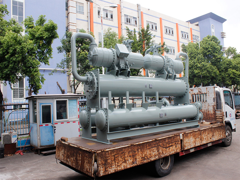 方管板蒸發器裝車出貨！聯合冷熱設備不負客戶所托